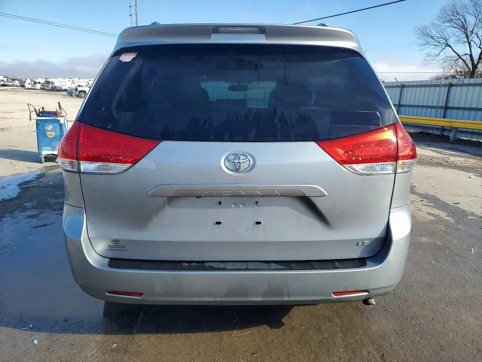 2013 TOYOTA SIENNA LE 8-PASSENGER  