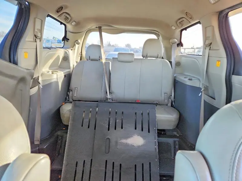 2011 TOYOTA SIENNA XLE  