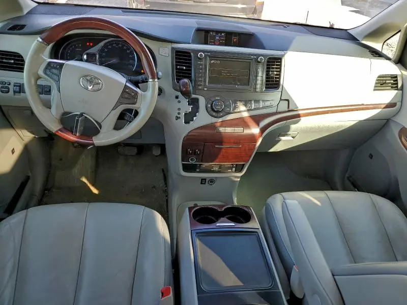 2014 TOYOTA SIENNA XLE  