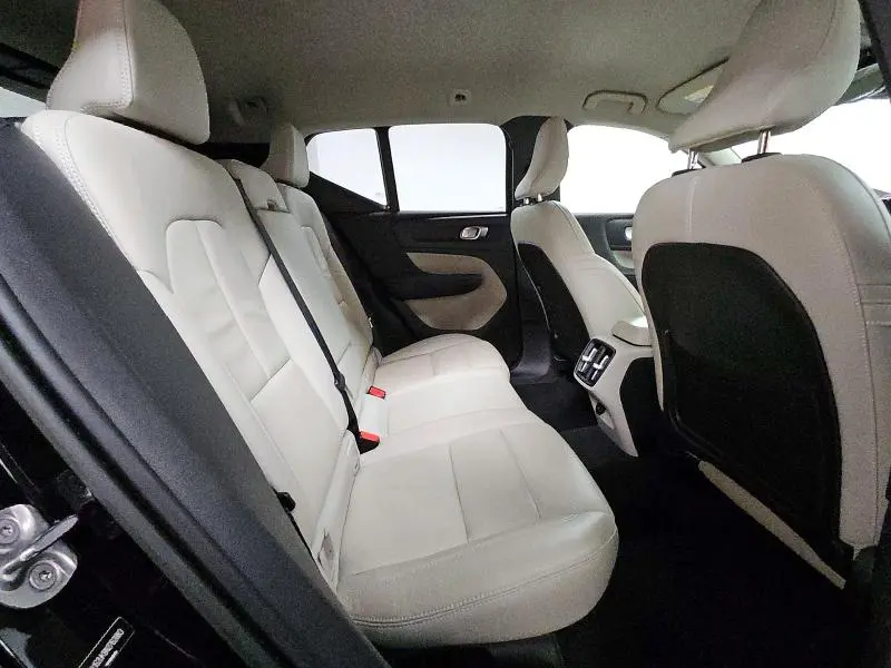 2022 VOLVO XC40 T5 MOMENTUM  