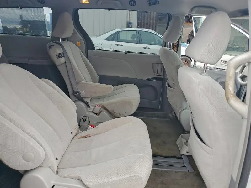 2013 TOYOTA SIENNA LE  