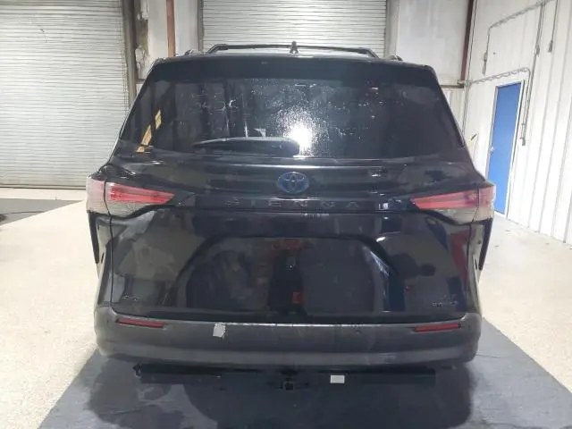 2022 TOYOTA SIENNA XLE