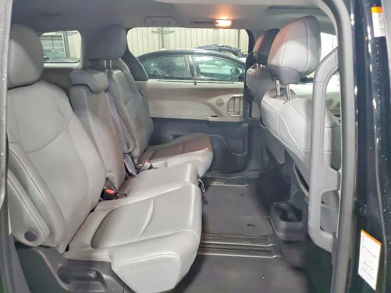 2022 TOYOTA SIENNA XLE  