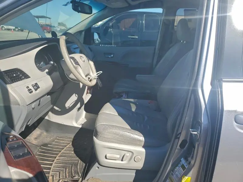 2011 TOYOTA SIENNA XLE  