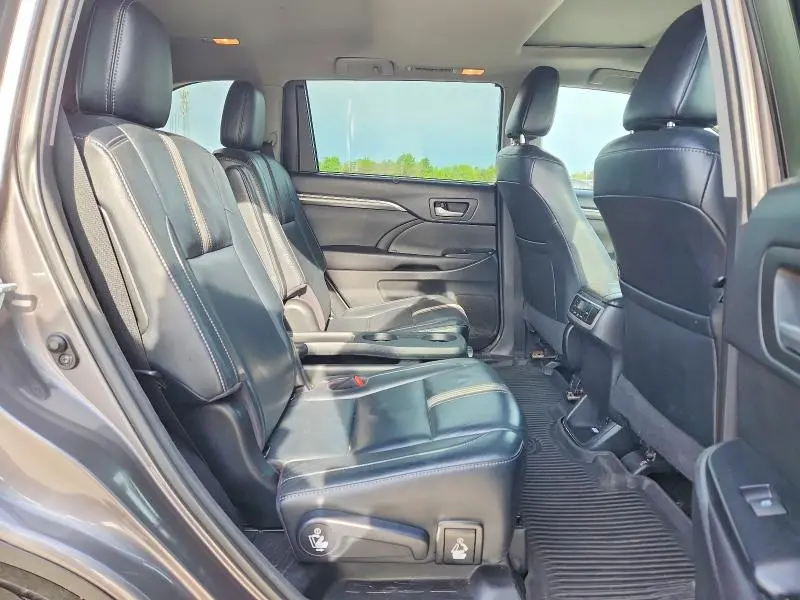 2017 TOYOTA HIGHLANDER SE  