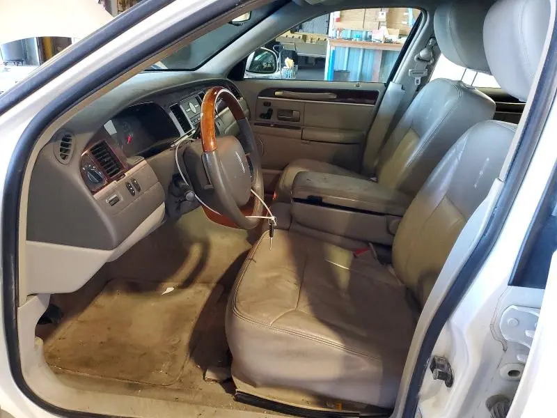 2011 LINCOLN TOWN CAR SIGNATURE LIMITED  