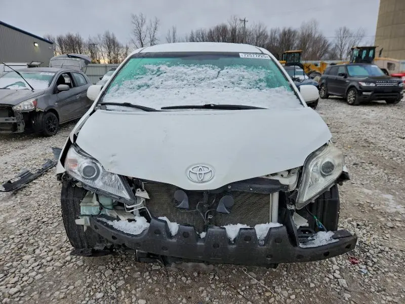 2011 TOYOTA SIENNA LE  