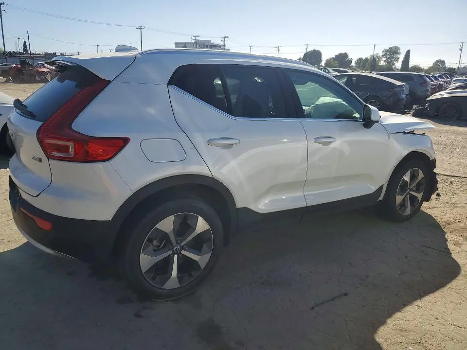 2024 VOLVO XC40 CORE  