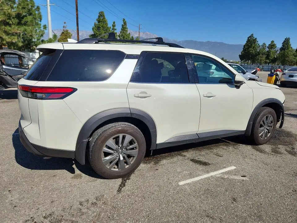 2024 NISSAN PATHFINDER SV  