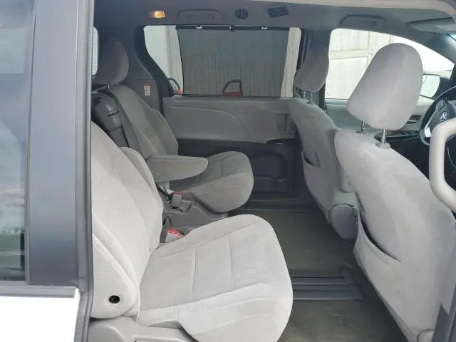 2016 TOYOTA SIENNA LE  