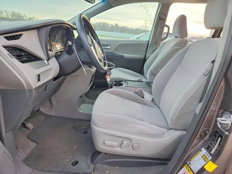 2016 TOYOTA SIENNA LE  