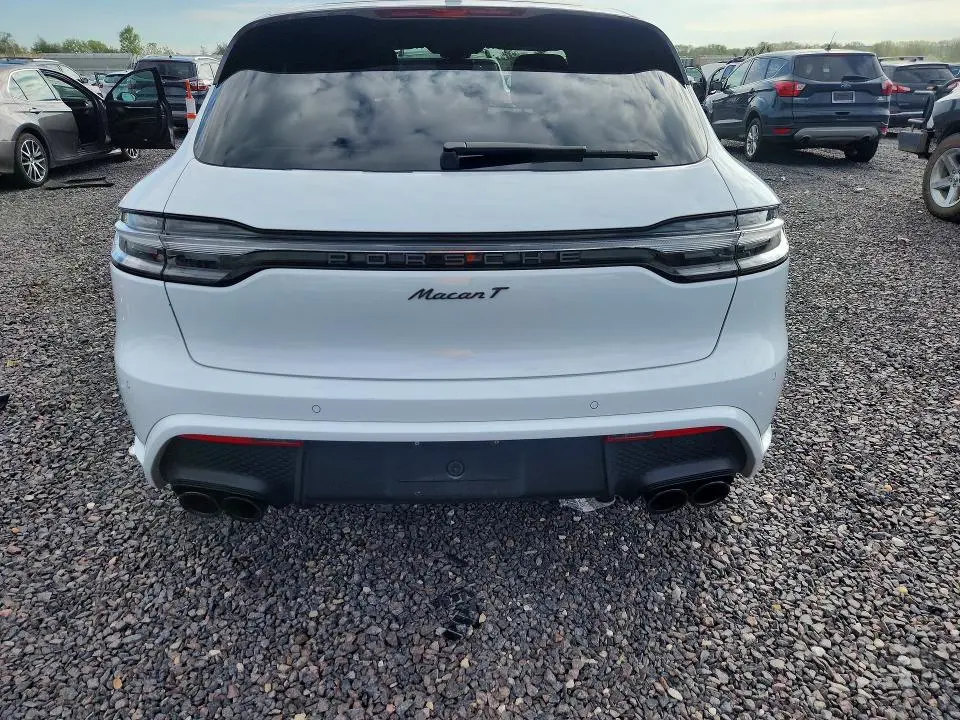 2024 PORSCHE MACAN BASE  