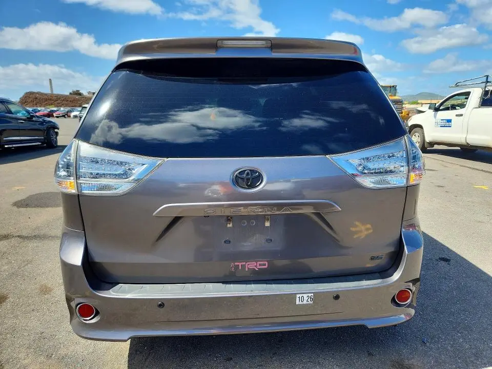 2016 TOYOTA SIENNA SE  