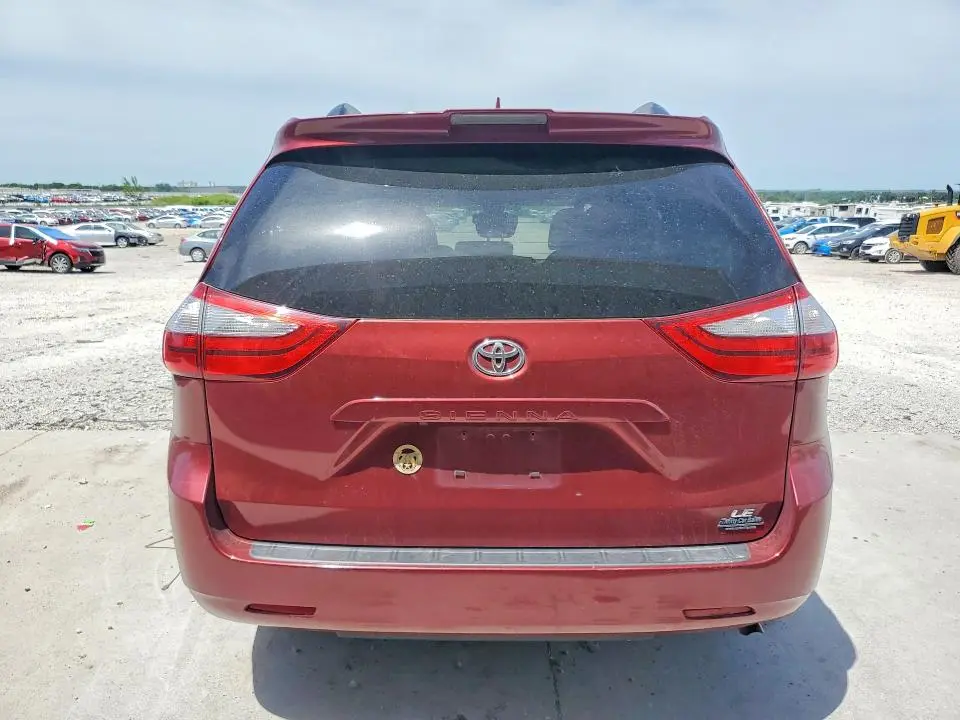 2018 TOYOTA SIENNA LE  