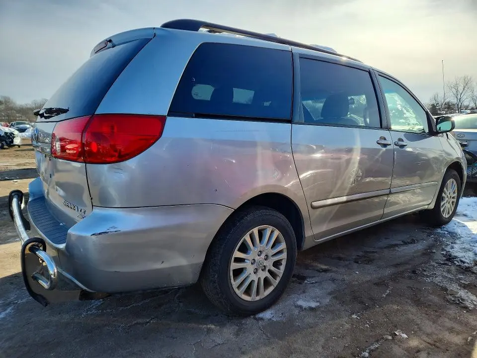 2010 TOYOTA SIENNA LE  
