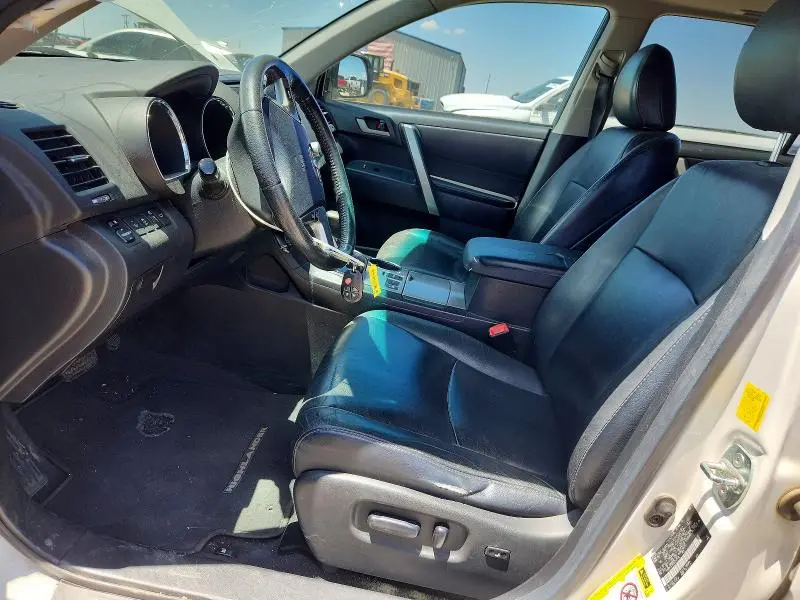 2011 TOYOTA HIGHLANDER SE  