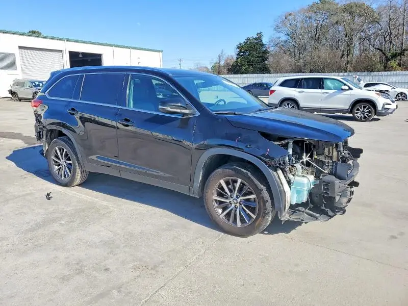 2019 TOYOTA HIGHLANDER SE  