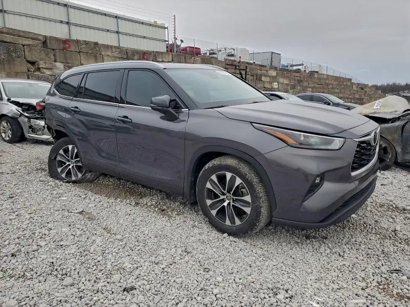 2022 TOYOTA HIGHLANDER XLE  