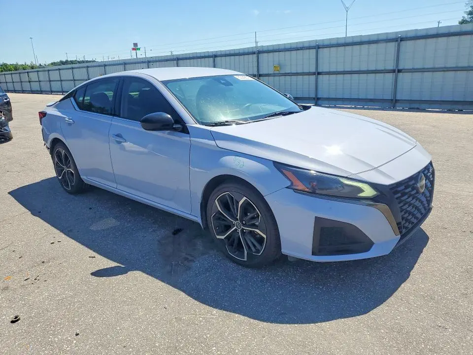 2024 NISSAN ALTIMA SR  