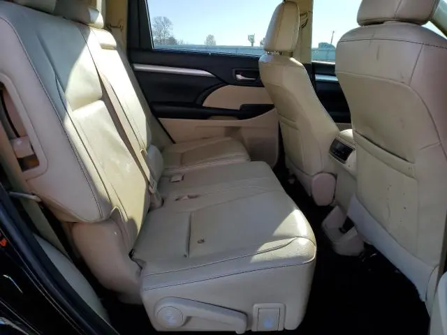 2019 TOYOTA HIGHLANDER SE  