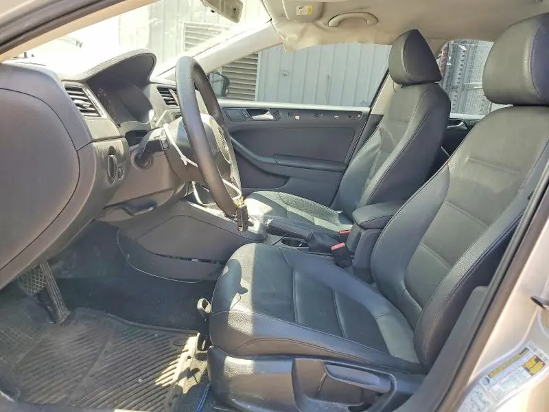 2011 VOLKSWAGEN JETTA SE  