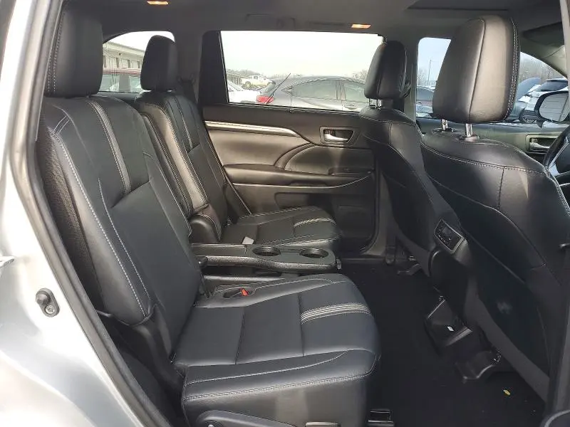 2017 TOYOTA HIGHLANDER SE  