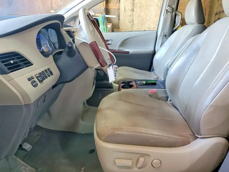 2013 TOYOTA SIENNA LIMITED 7-PASSENGER  