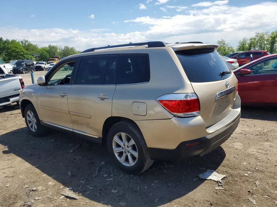 2011 TOYOTA HIGHLANDER SE  