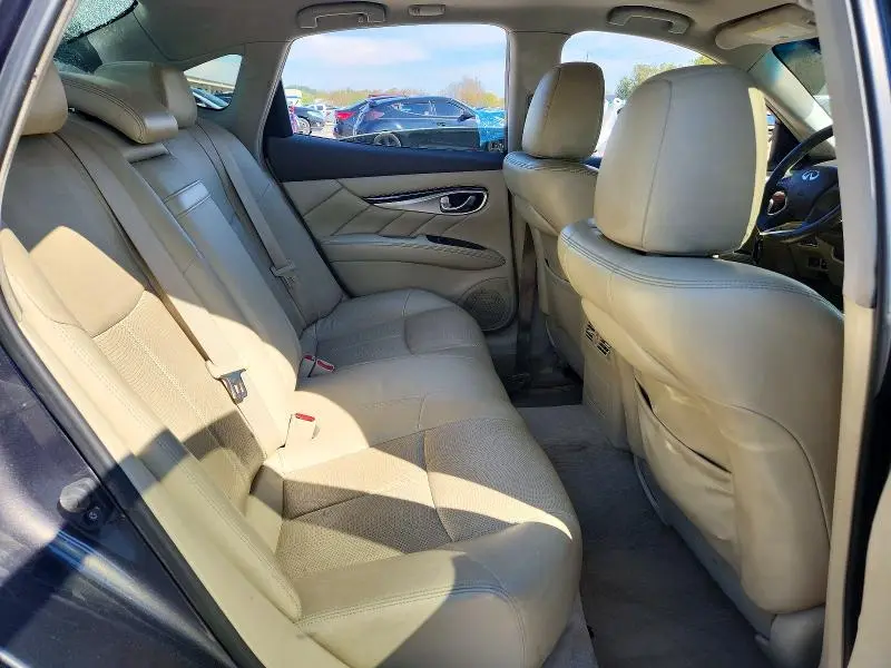 2015 INFINITI Q70 3.7  