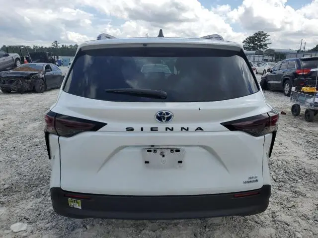 2024 TOYOTA SIENNA XLE  