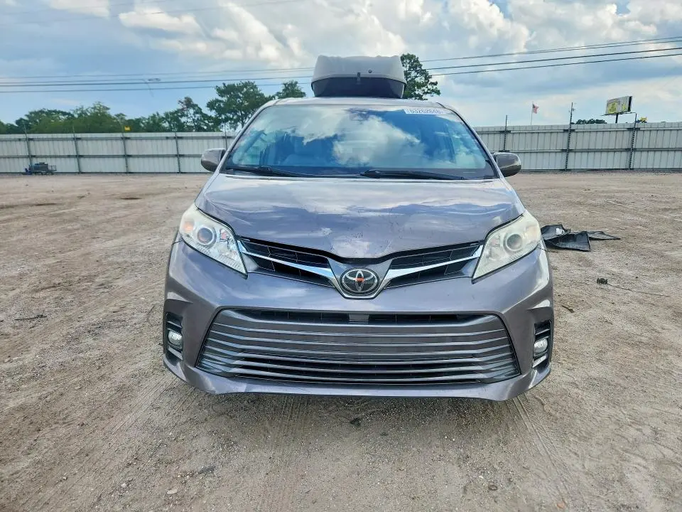 2018 TOYOTA SIENNA XLE 8-PASSENGER  