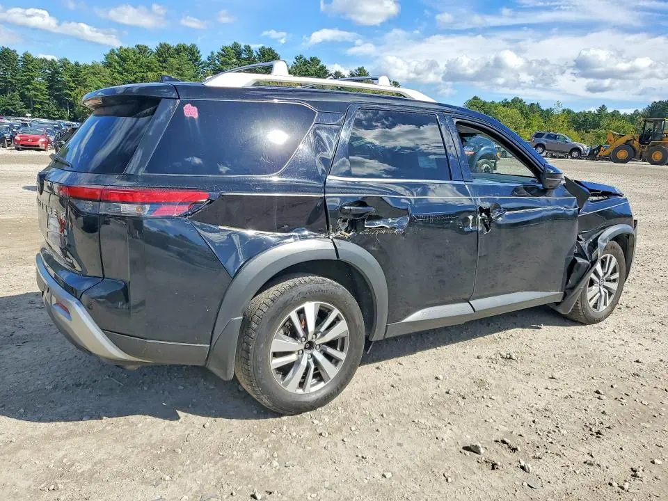 2022 NISSAN PATHFINDER SL  