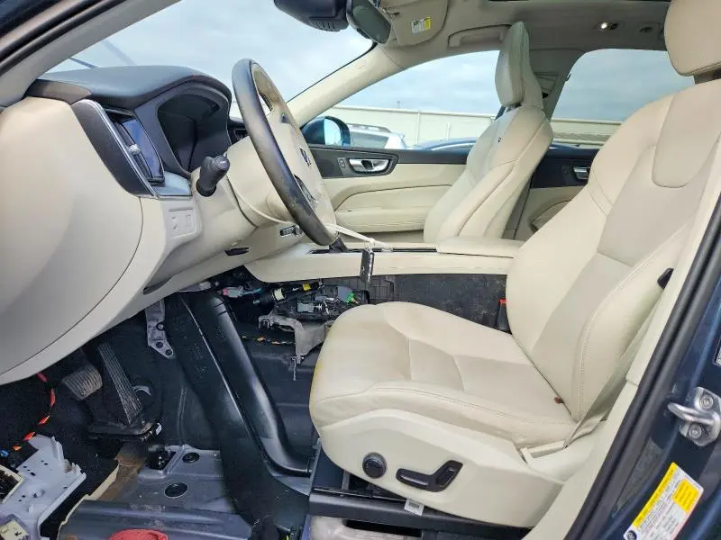2020 VOLVO XC60 T5 MOMENTUM  