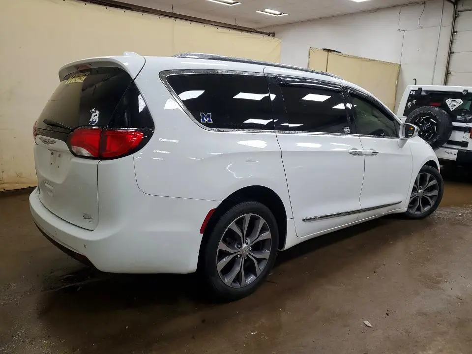 2017 CHRYSLER PACIFICA LIMITED  