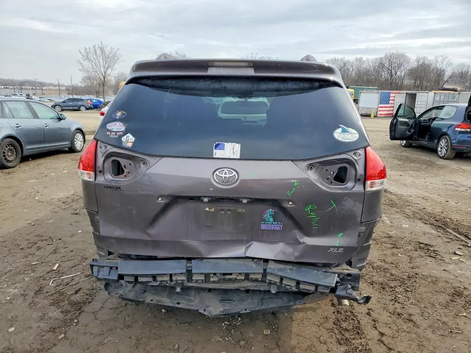 2014 TOYOTA SIENNA XLE 8-PASSENGER  