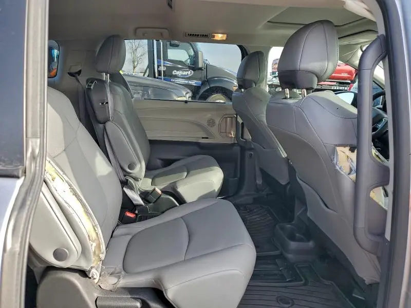 2022 TOYOTA SIENNA XLE  