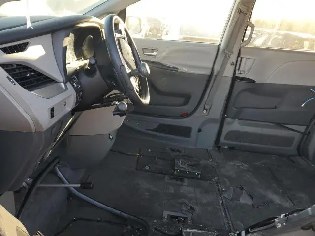 2017 TOYOTA SIENNA LE  