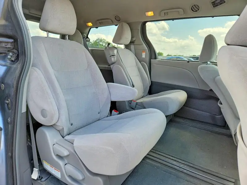 2016 TOYOTA SIENNA LE  