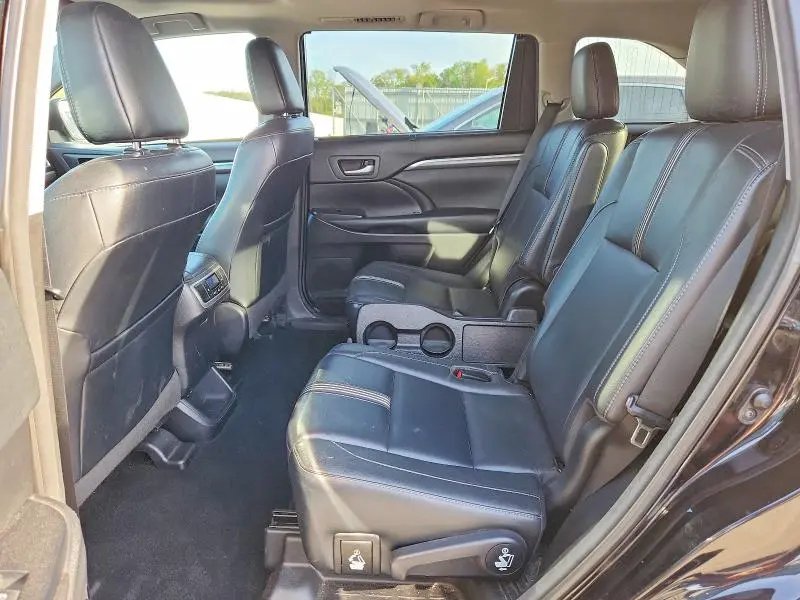 2018 TOYOTA HIGHLANDER SE  