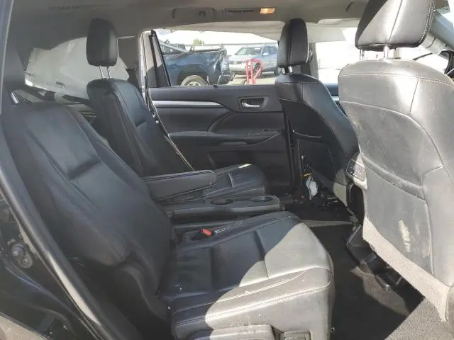 2019 TOYOTA HIGHLANDER SE  