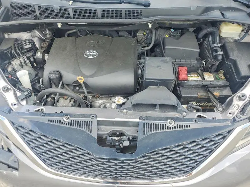 2017 TOYOTA SIENNA SE  