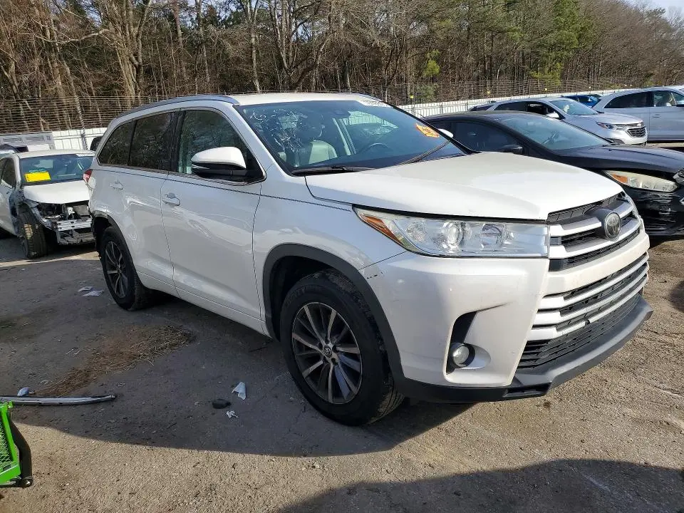 2018 TOYOTA HIGHLANDER SE  