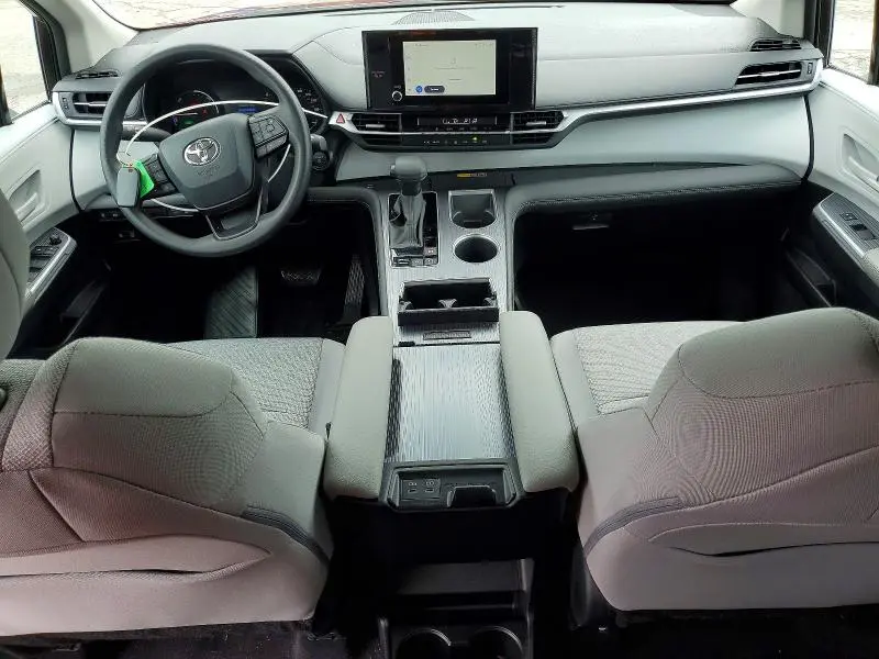 2025 TOYOTA SIENNA LE  