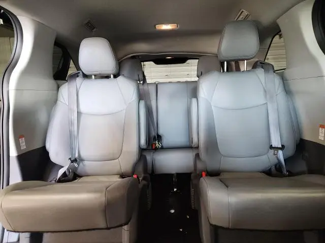 2021 TOYOTA SIENNA XLE  