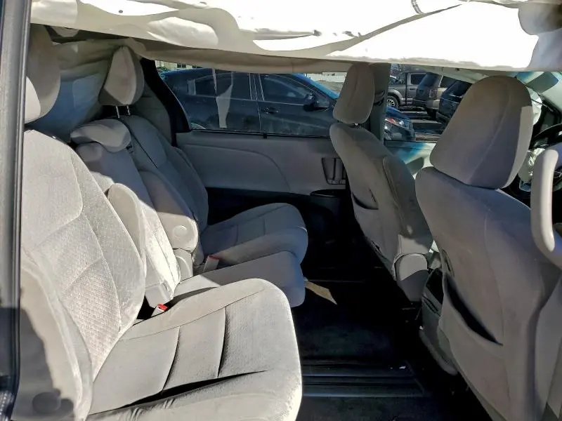 2015 TOYOTA SIENNA LE  