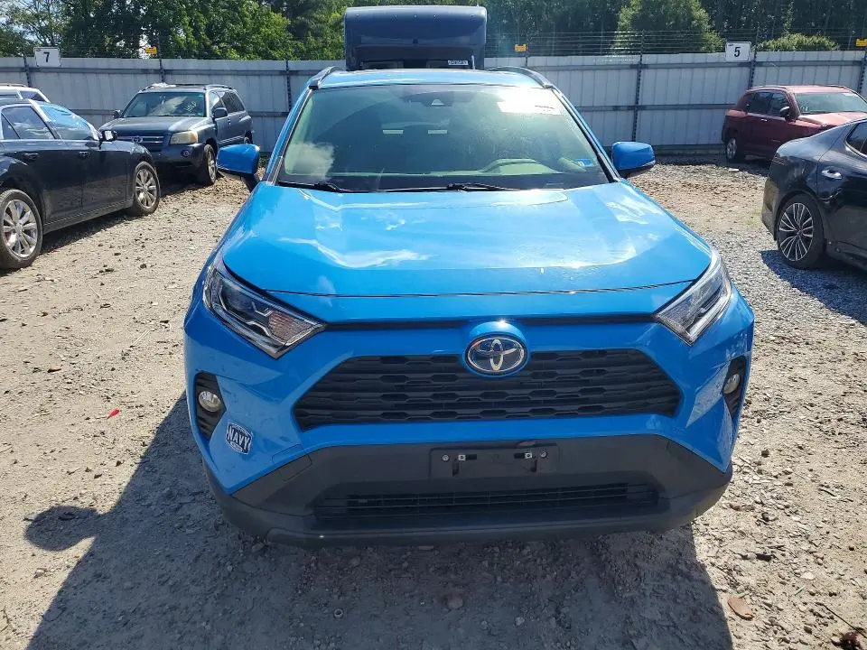 2021 TOYOTA RAV4 XLE  