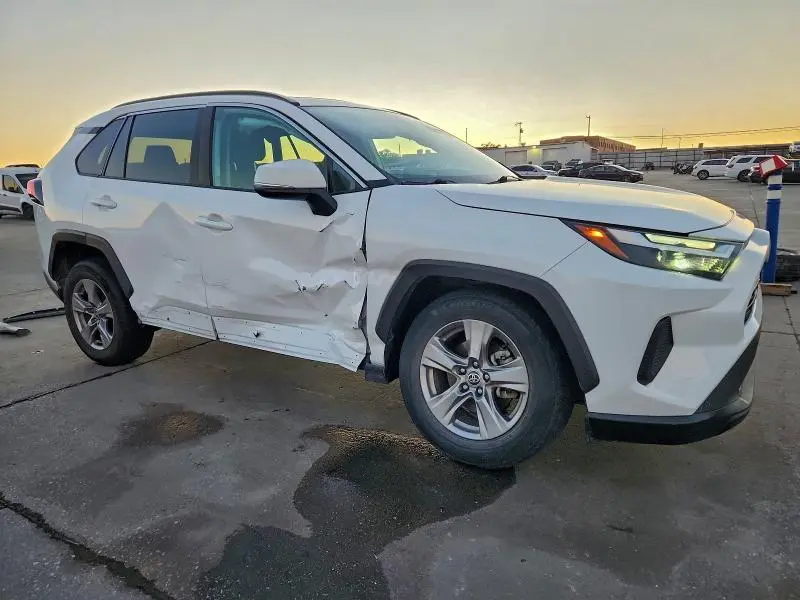 2022 TOYOTA RAV4 XLE  