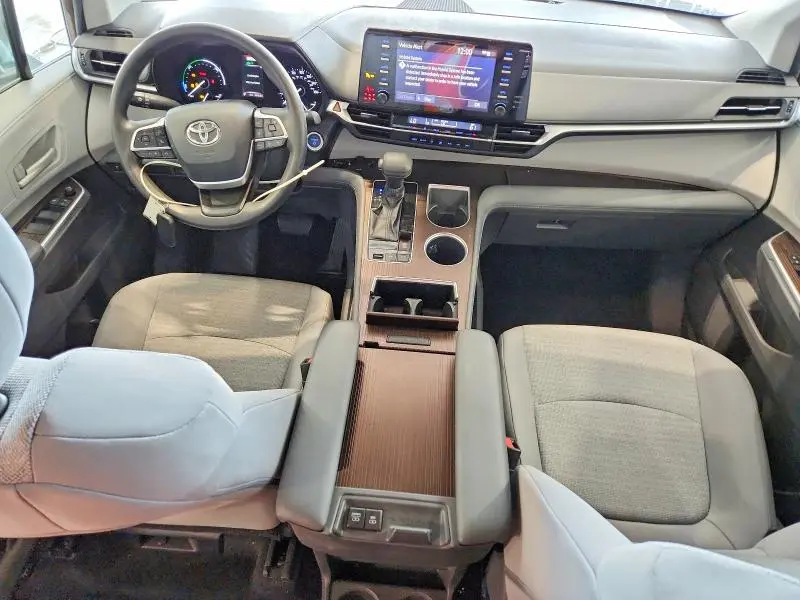 2021 TOYOTA SIENNA LE  