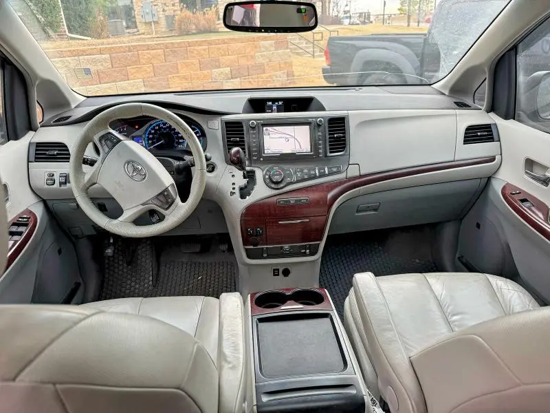 2011 TOYOTA SIENNA XLE  