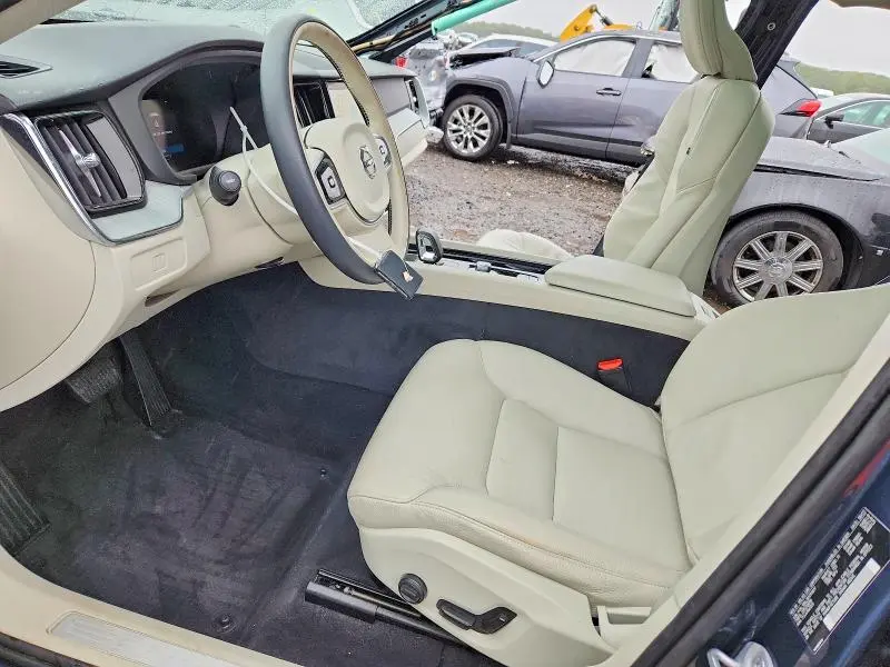 2024 VOLVO XC60 PLUS  